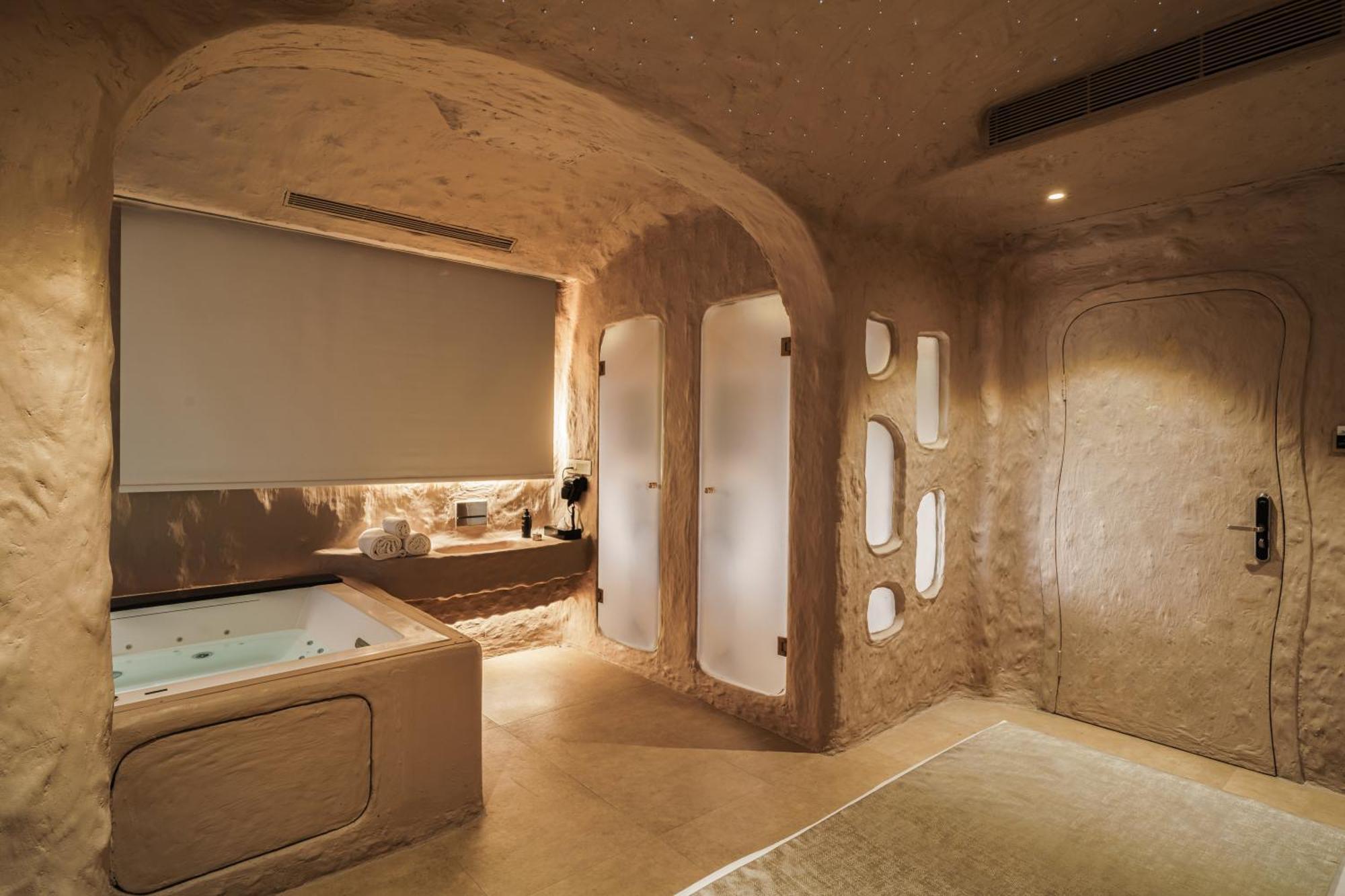 Dragonfly Hotel - The Art Hotel — Photos 3
